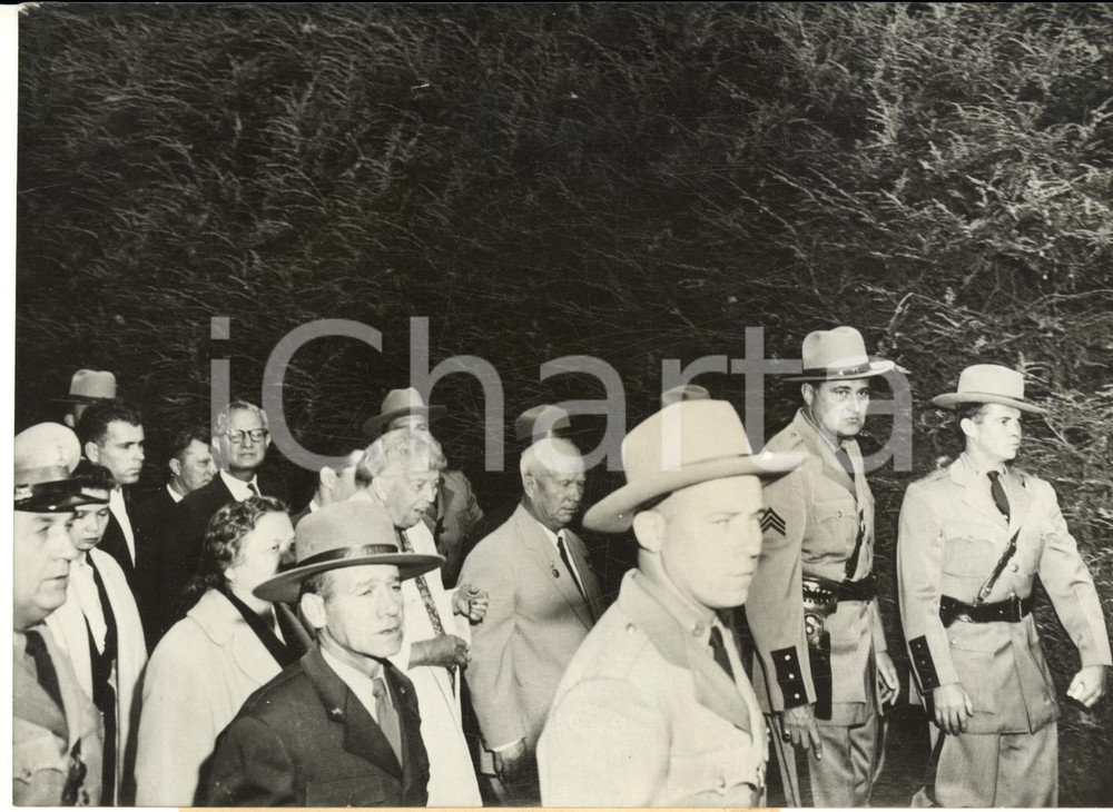1959 NEW YORK Hyde Park - Nikita KRUSCEV con la moglie scortato dalla polizia