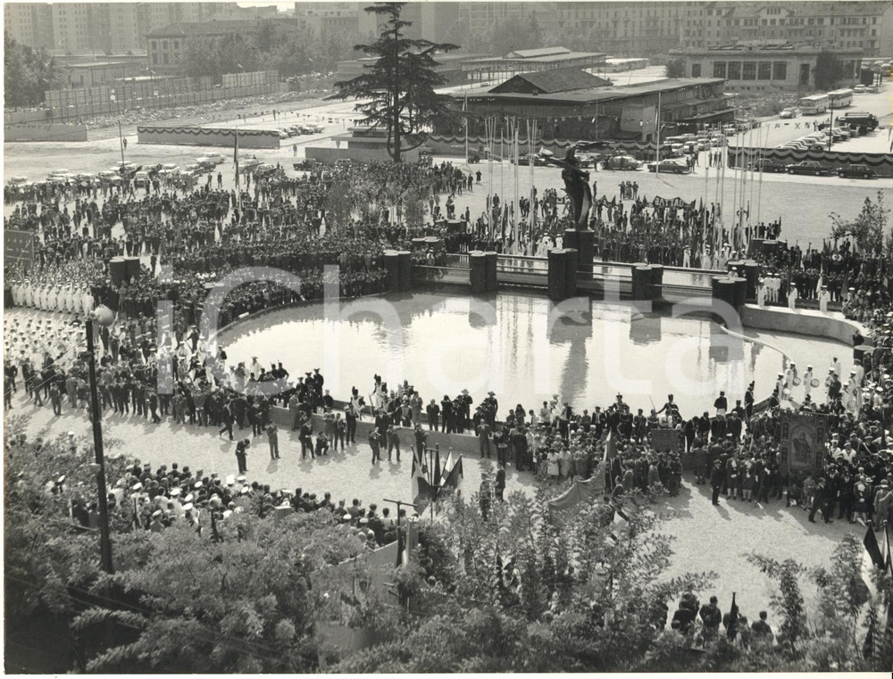 1967 MILANO Inaugurazione Monumento al Marinaio d'Italia - Veduta *Foto 24x18 cm Fotografia d'epoca con didascalia coeva. CONDIZIONI: G (ma lievi piegature centrali) FORMATO: 24x18 cm    originale e autentica 1