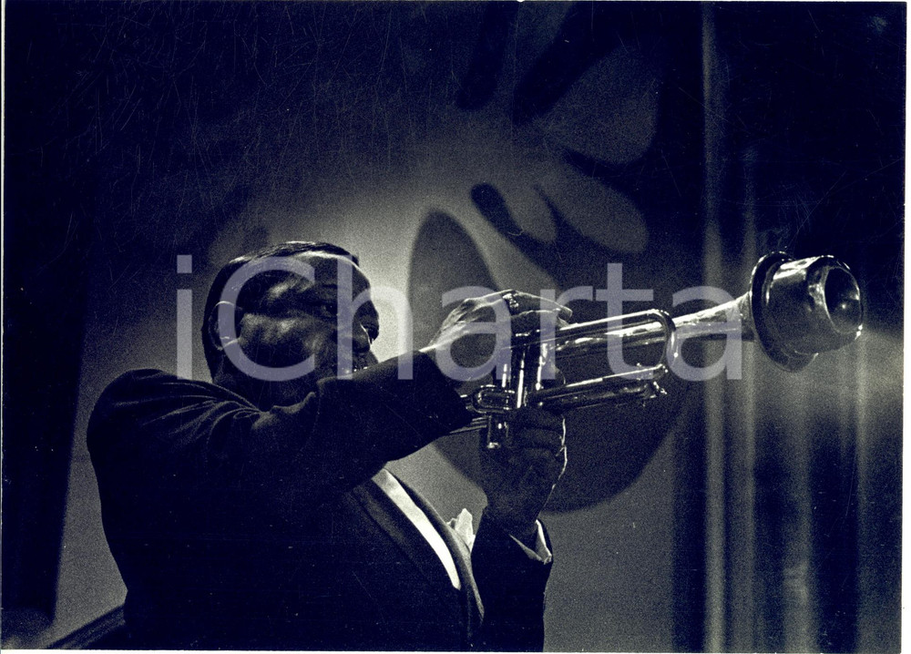 1960 SANREMO Roy ELDRIDGE suona al Festival del Jazz *Foto RARA 24x18 cm  Fotografia d'epoca con didascalia coeva al verso.   CONDIZIONI: G (ma lievi difetti di stampa)FORMATO: 24x18 cm     originale e autentica 1