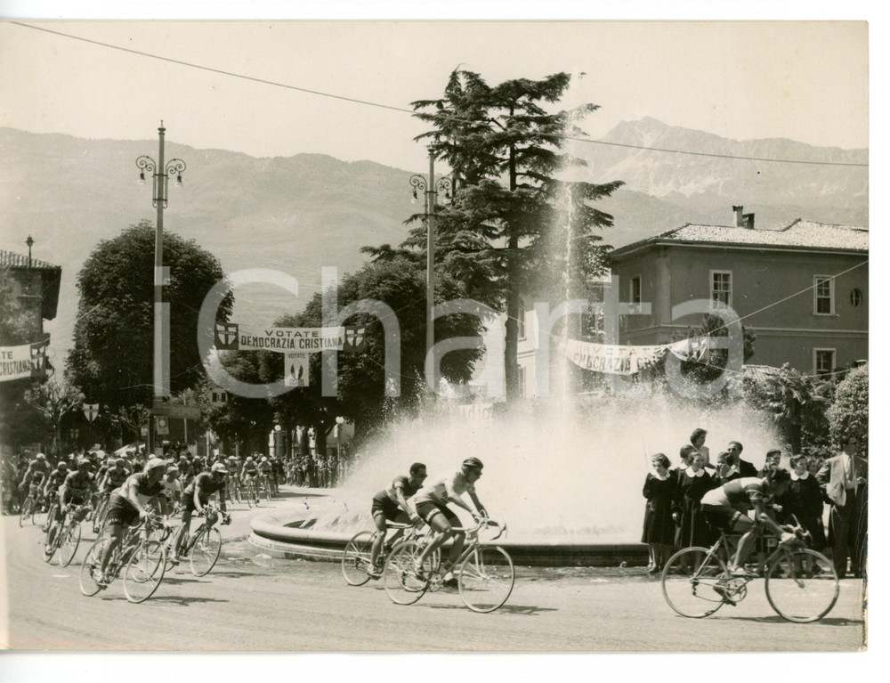 1955 TRENTO - CICLISMO GIRO D'ITALIA Passaggio del gruppo - Manifesti VOTATE DC Fotografia d'epoca con didascalia coeva al verso. CONDIZIONI: GFORMATO: 18x13 cm     originale e autentica 1