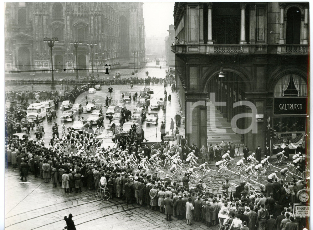1959 CICLISMO MILANO-SANREMO Partenza dei corridori da PIAZZA DUOMO *Foto 24x18 Fotografia d'epoca con didascalia coeva al verso. CONDIZIONI: FAIR (fori da affissione agli angoli)FORMATO: 24x18 cm     originale e autentica 1