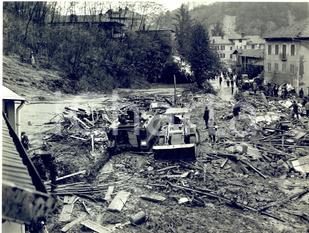 1968 ALLUVIONE VALLE MOSSO / BIELLA Piazza devastata dai detriti - Foto 24x18 cm