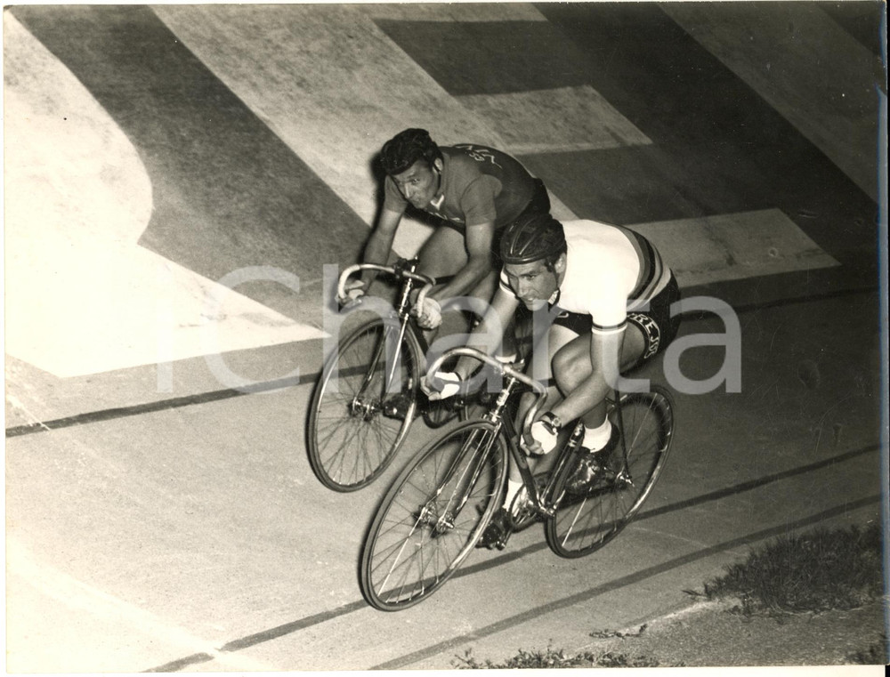 1955 TORINO CICLISMO su pista - Guido MESSINA e Ferdinando TERUZZI - Foto 24x18  Fotografia d'epoca con didascalia coeva.  CONDIZIONI: G  FORMATO: 24x18 cm     originale e autentica 1