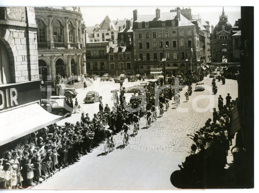 1957 CICLISMO RENNES Tour de France - Passaggio dei corridori tra la folla *Foto