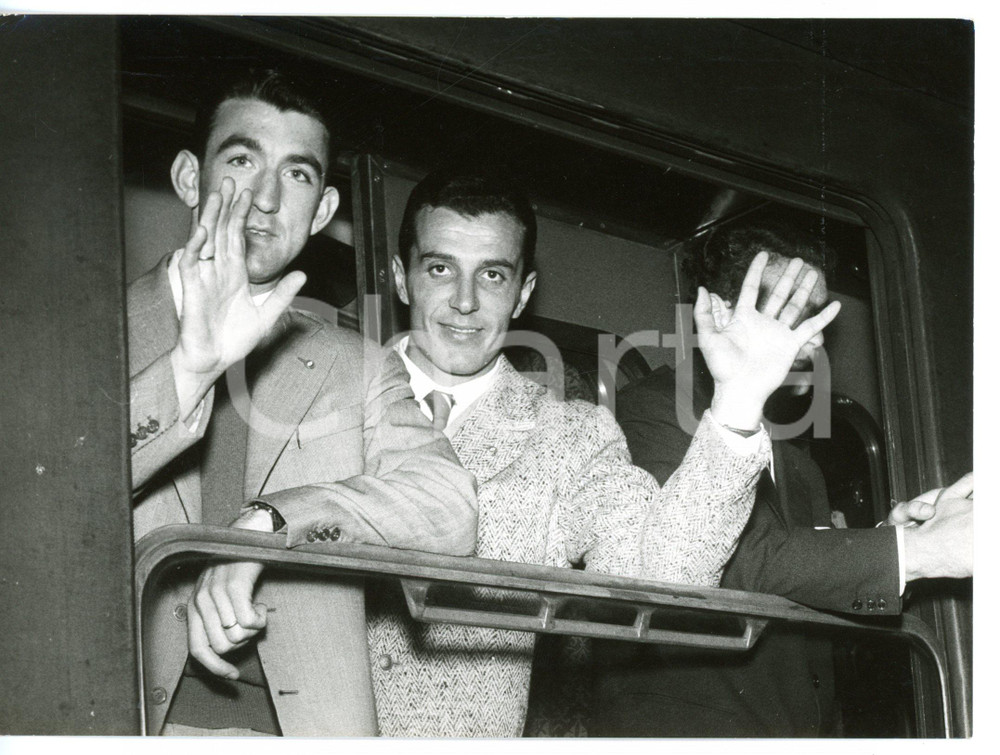 1954 MILANO MONDIALI CALCIO Eddie FIRMANI e Giorgio Ghezzi in partenza per BERNA Fotografia d'epoca con didascalia coeva al verso. CONDIZIONI: FAIR (piegature al margine superiore)FORMATO: 18x13 cm     originale e autentica 1