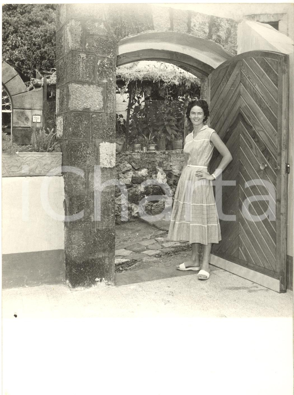 1958 ISCHIA Amely EDEN all'ingresso della sua casa nuziale *Foto 13x18 cm
