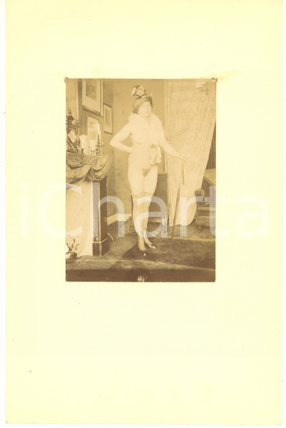 1900 ca VINTAGE EROTIC BOUDOIR Nude woman with hat and walking stick - Photo Fotografia originale d'epoca, montata su cartoncino morbido.FORMATO: 16x25 cm (cartoncino); 9x12 cm (fotografia)CONDIZIONI: G (minimo residuo di colla al lato superiore)    originale e autentica 1