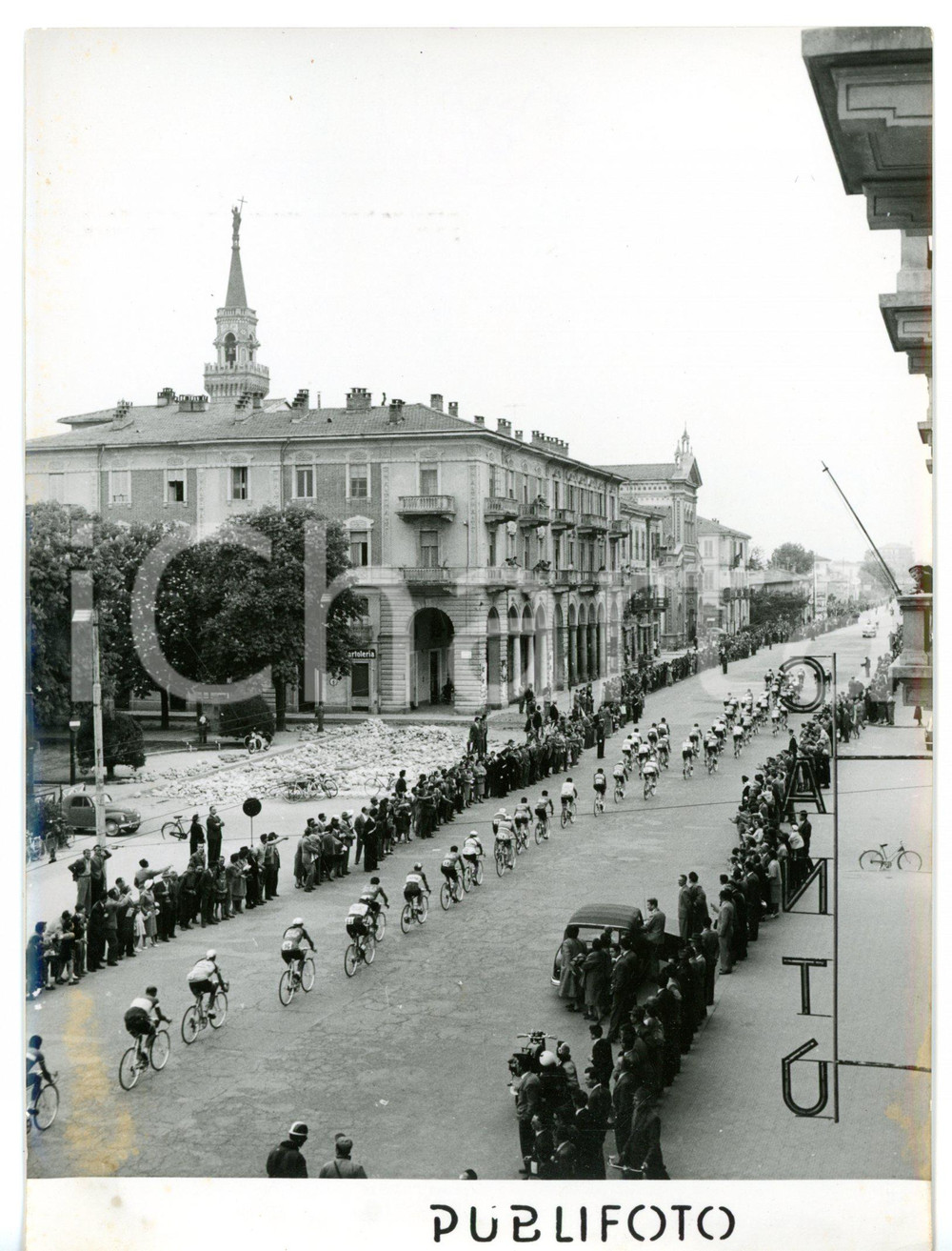 1955 CICLISMO AREA DI TORINO Giro d'Italia 2^ tappa - Passaggio del gruppo *Foto