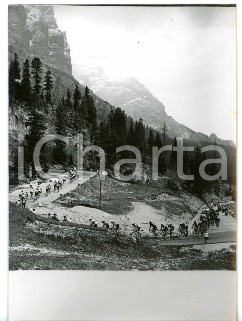 1958 CICLISMO - PASSO PORDOI Giro d'Italia 19^ tappa - Il gruppo tra i tornanti
