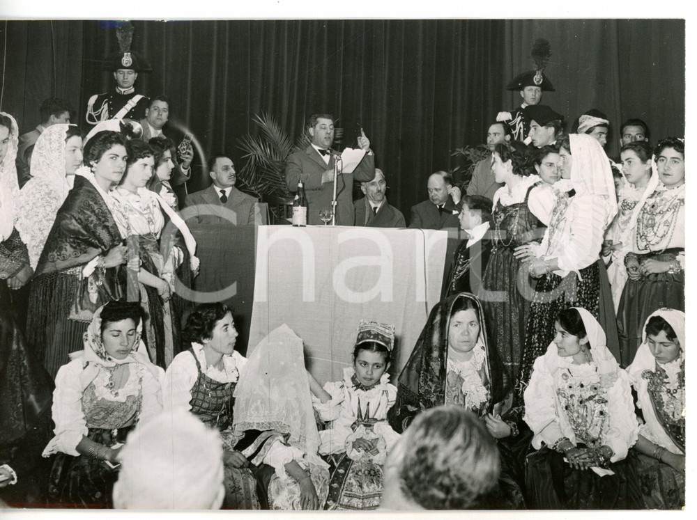 1955 CAGLIARI Fiera Campionaria - Salvatore MANNIRONI all'inaugurazione *Foto Fotografia d'epoca con didascalia coeva al verso. CONDIZIONI: G (ma lieve piegatura al margine superiore)FORMATO: 18x13 cm     originale e autentica 1