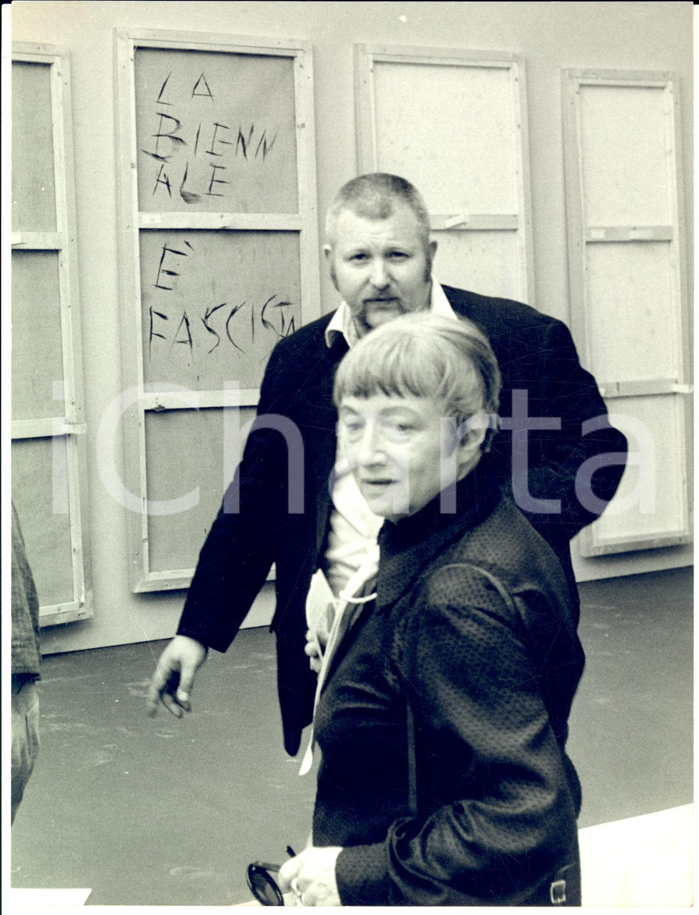 1968 BIENNALE DI VENEZIA Carlo SCARPA tra le scritte "Biennale fascista" - Foto