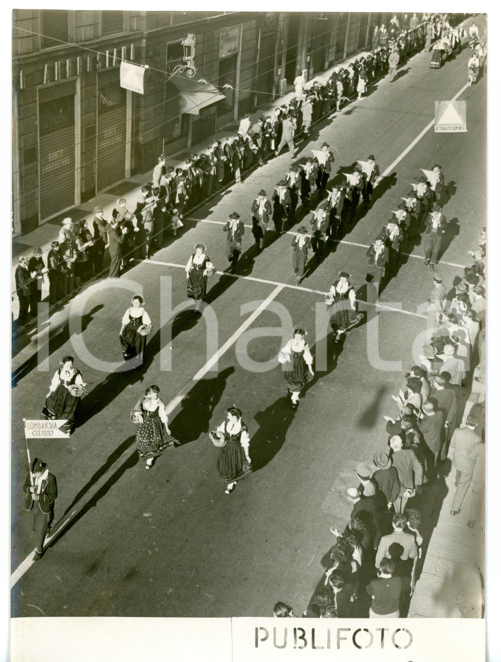 1953 GENOVA Celebrazioni Colombiane - Sfilata costumi LOMBARDIA - CANZO *Foto Fotografia d'epoca con didascalia coeva al verso. CONDIZIONI: G (ma piccoli difetti di stampa)FORMATO: 13x18 cm     originale e autentica 1