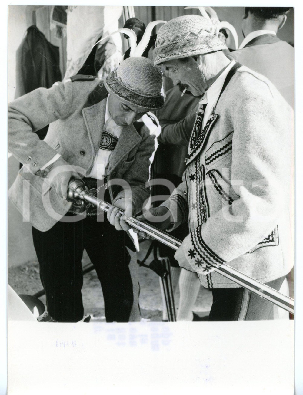 1959 BOLZANO Celebrazioni insorgenza tirolese - Uomini in abiti tradizionali  Fotografia d'epoca con didascalia coeva al verso. CONDIZIONI: FAIR (sovraimpressione del timbro al margine inferiore)FORMATO: 13x18 cm     originale e autentica 1