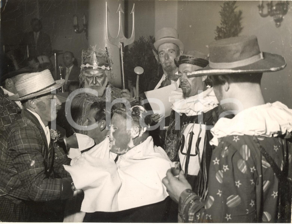 1953 REGENSBURG Costume party of the Federal railway management *Photo 20x15 Fotografia d'epoca con didascalia coeva al verso. CONDIZIONI: FAIR (lievi piegature marginali)FORMATO: 20x15 cm     originale e autentica 1