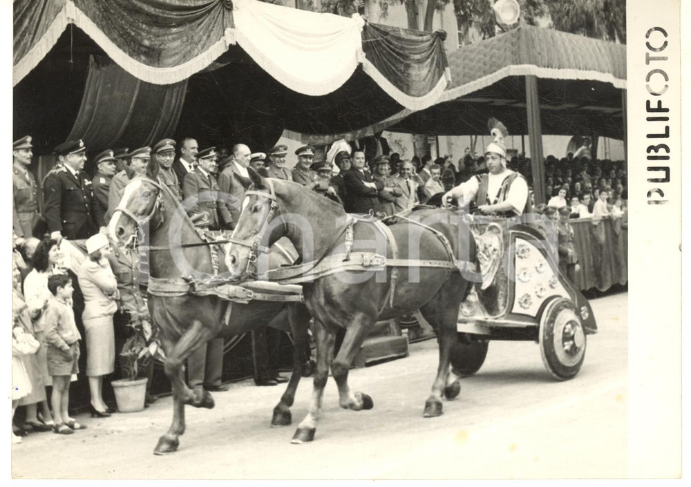 1957 NAPOLI Festa del Servizio Automobilistico - Una biga del corteo storico  Fotografia d'epoca, con didascalia coeva al verso. CONDIZIONI: G (ma minima sovraimpressione)FORMATO: 18x13 cm     originale e autentica 1