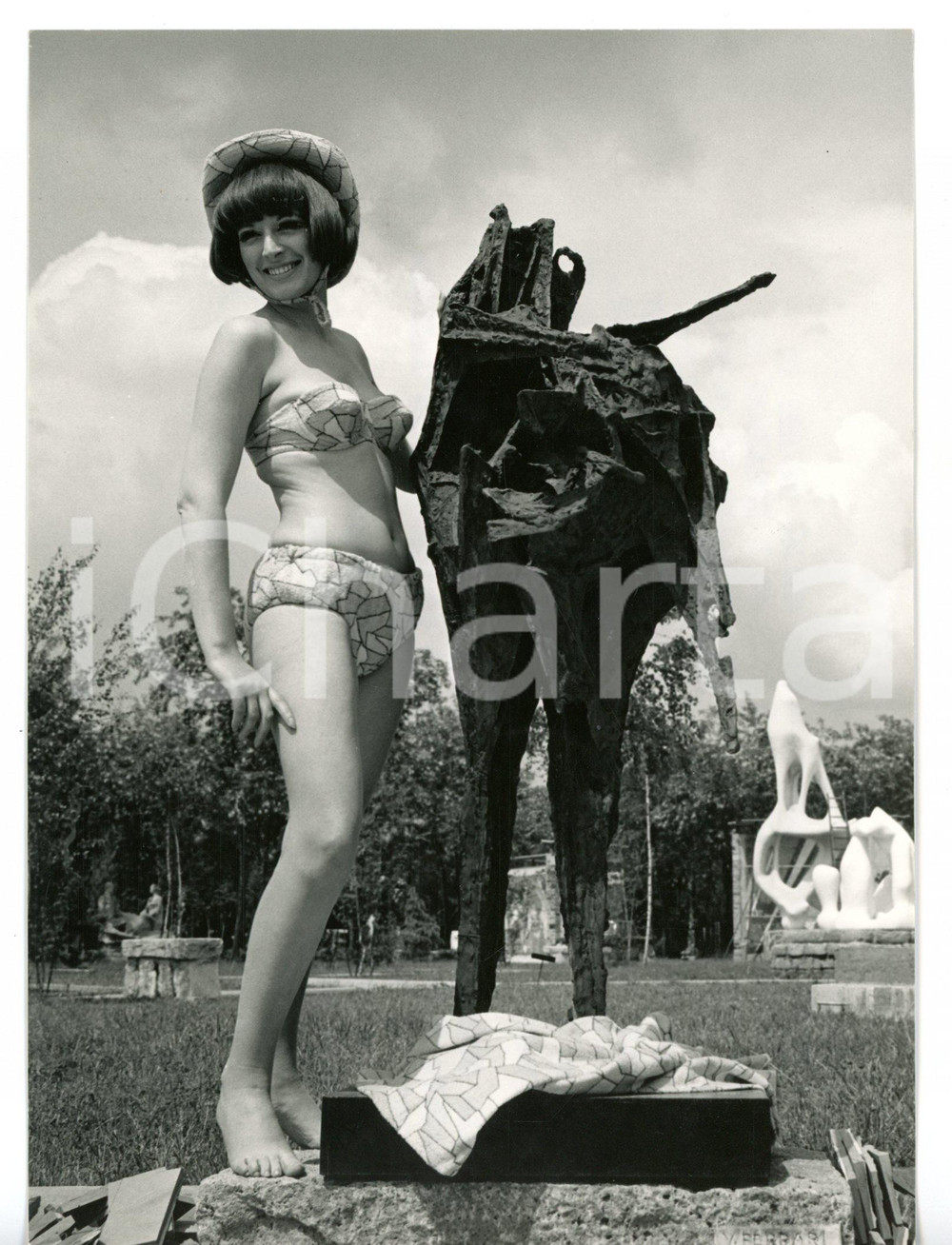 1967 LEGNANO 3^ Mostra scultura all'aperto - Modella in costume Pierre ARMAND