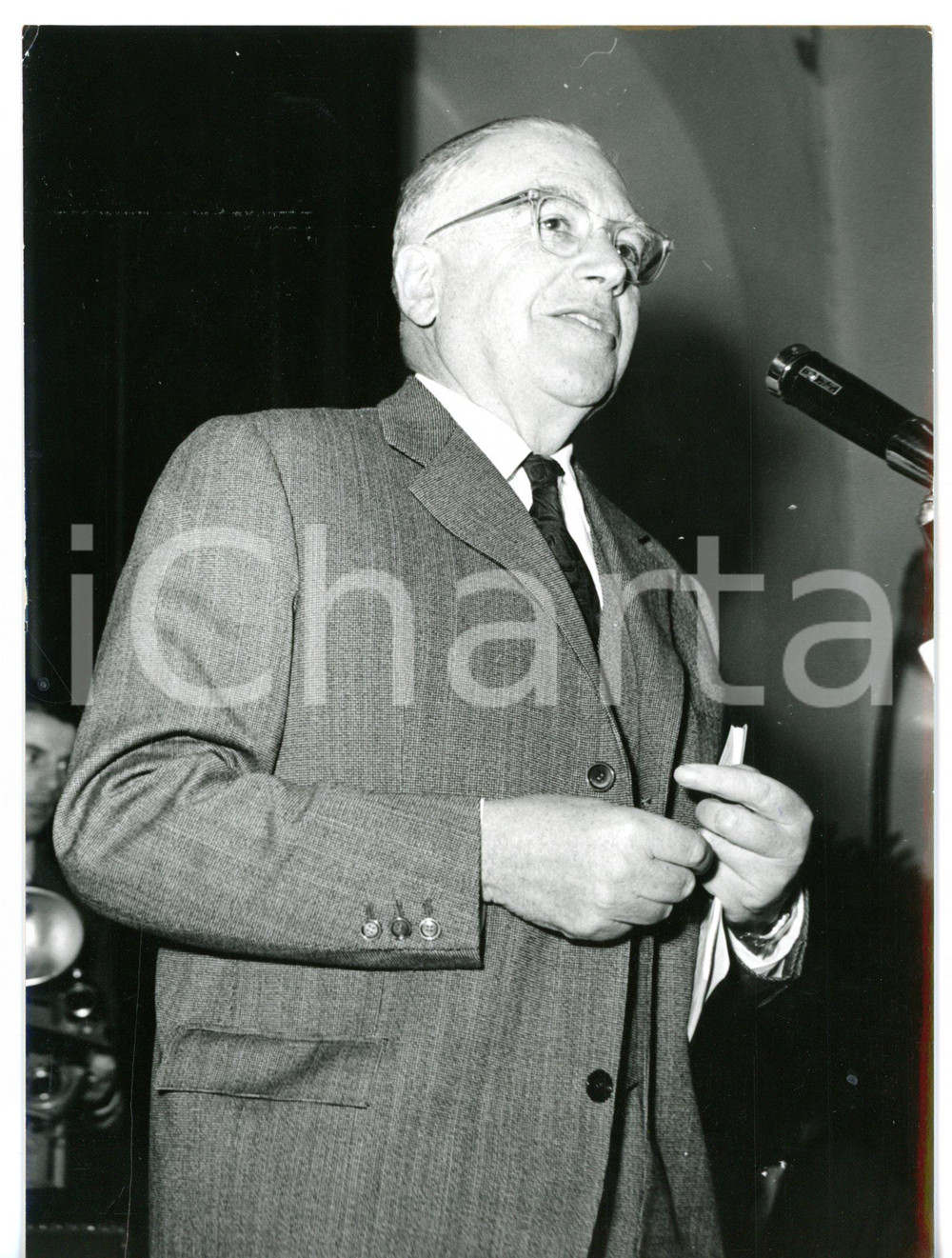 1963 TORINO Liceo GINO SEGRÃˆ - Discorso di Emilio SEGRÃˆ in memoria dello zio Fotografia d'epoca con didascalia coeva al verso. CONDIZIONI: FAIR (graffio al margine sinistro)FORMATO: 13x18 cm      originale e autentica 1