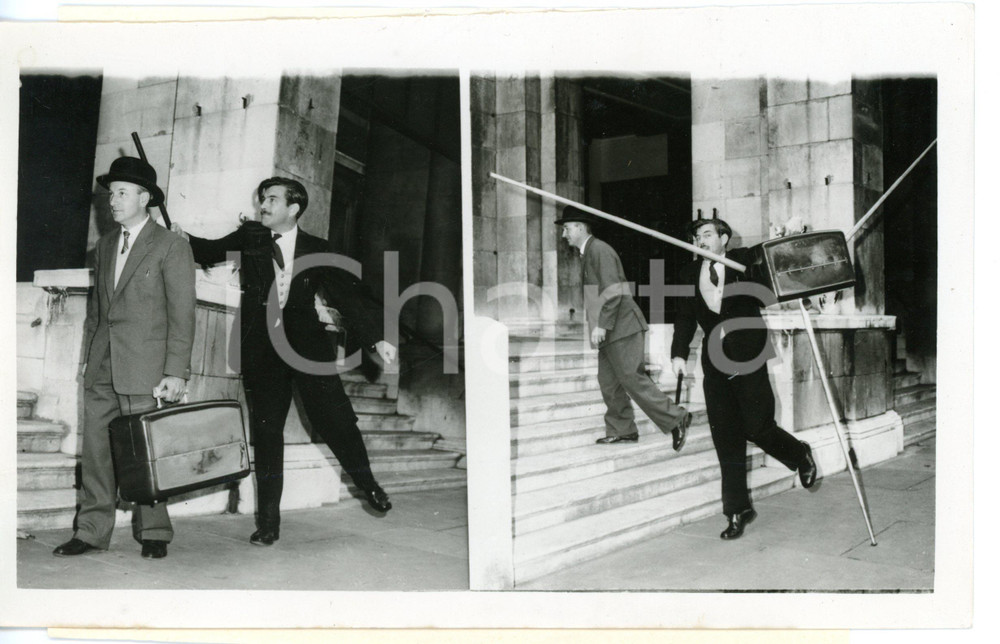 1961 LONDON SECURITY EXHIBITION Morris HODGES e John WALTER con borsa antifurto Fotografia d'epoca con didascalia coeva al verso. CONDIZIONI: FAIR (piegatura al margine inferiore)FORMATO: 20x13 cm     originale e autentica 1