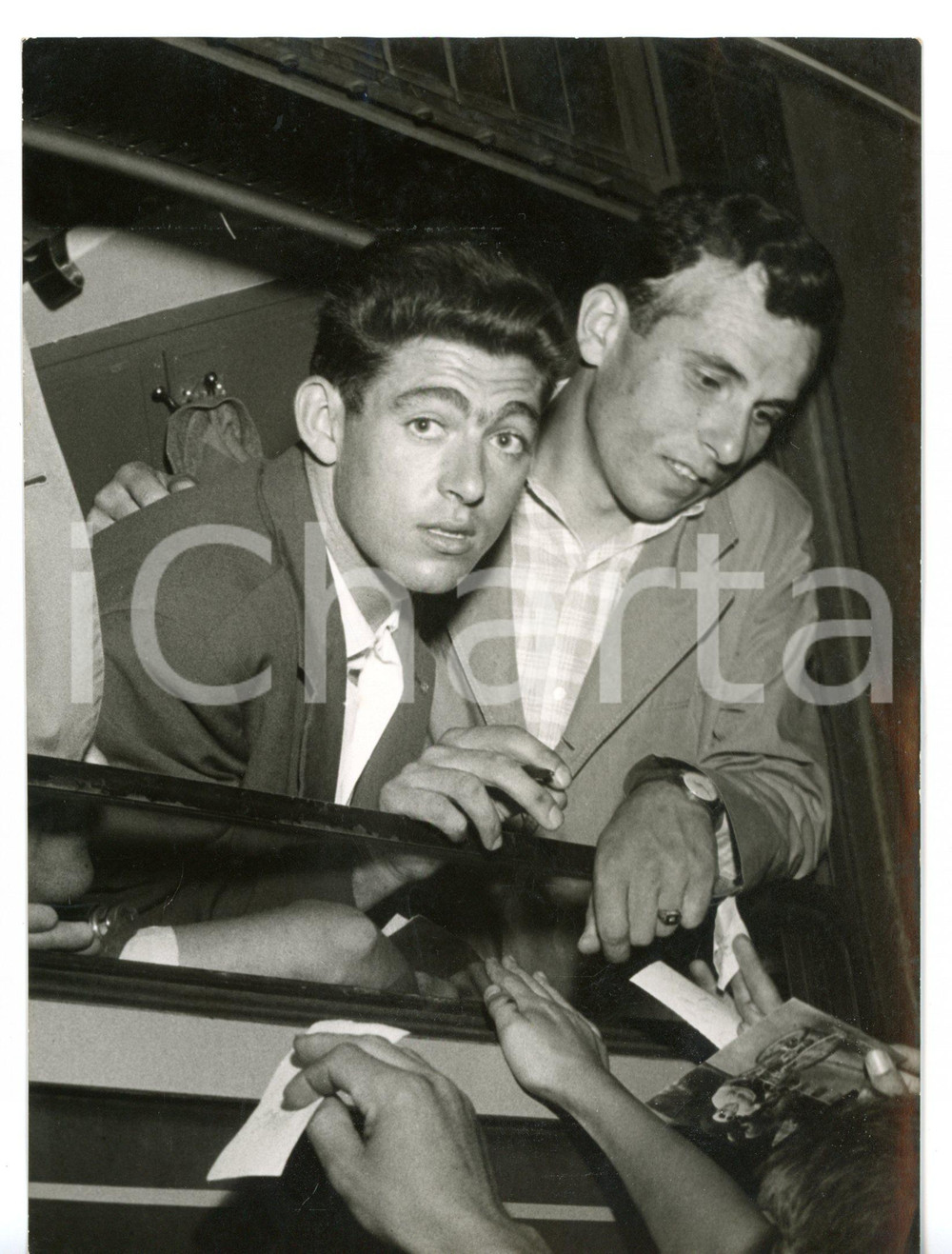 1956 MILANO Ciclisti Aldo MOSER e Cleto MAULE firmano autografi dal treno *Foto