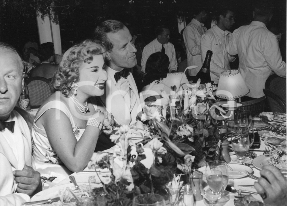 Agosto 1955 MONTECARLO Sporting d'Eté - Narriman SADIQ d'Egitto a cena (2) Foto 1955Fotografia vintage rara d'epoca.Timbro archivio Publifoto Genova al verso.FORMATO: 24x18 cm CONDIZIONI: FAIR (lievi increspature marginali e difetti di stampa)ICHARTA mette in vendita le stampe vintage della collezione Publifoto Genova, per la maggior parte inedita o in tiratura di pochi esemplari. Si tratta di un'ottima opportunit&agrave; di investimento per i collezionisti di fotografie d'epoca.    originale e autentica 1