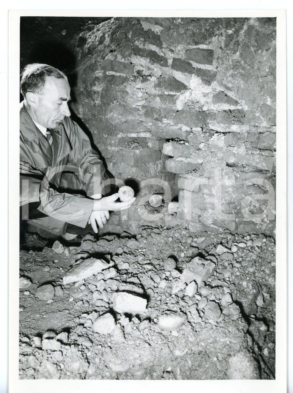 1959 TORINO Scoperta casamatta di Pietro MICCA - Granate sepolte tra le macerie Fotografia d'epoca con didascalia coeva al verso. CONDIZIONI: GFORMATO: 13x18 cm     originale e autentica 1