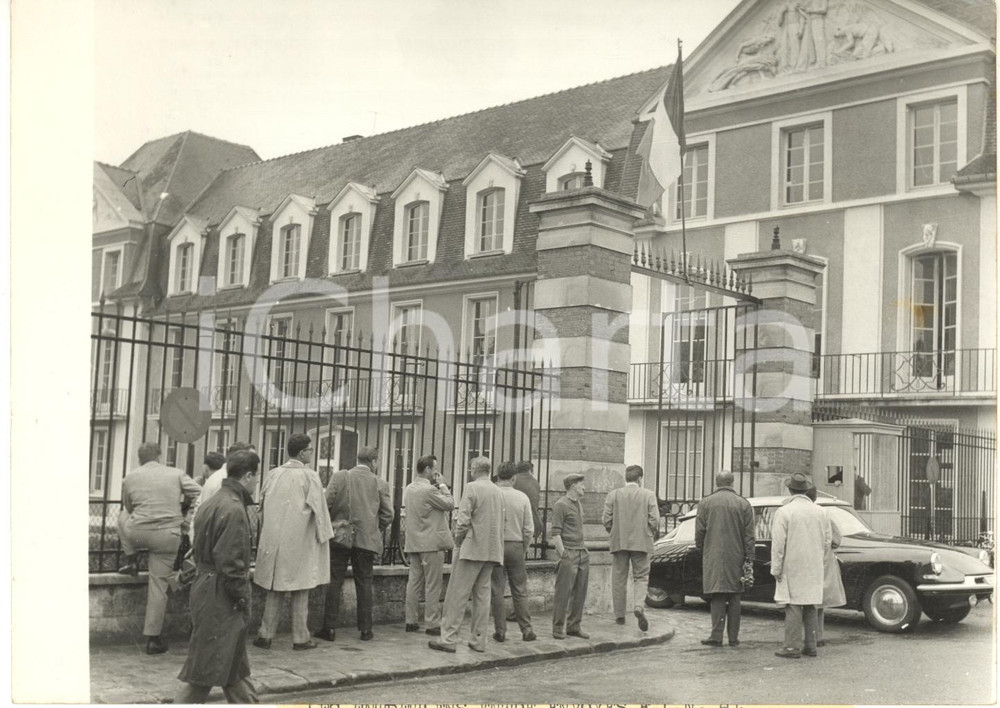 1960 MELUN Prefettura - Giornalisti in attesa dell'incontro tra governo e FLN  Fotografia d'epoca con didascalia coeva.  CONDIZIONI: G (ma piccola piegatura centrale)FORMATO: 18x13 cm     originale e autentica 1