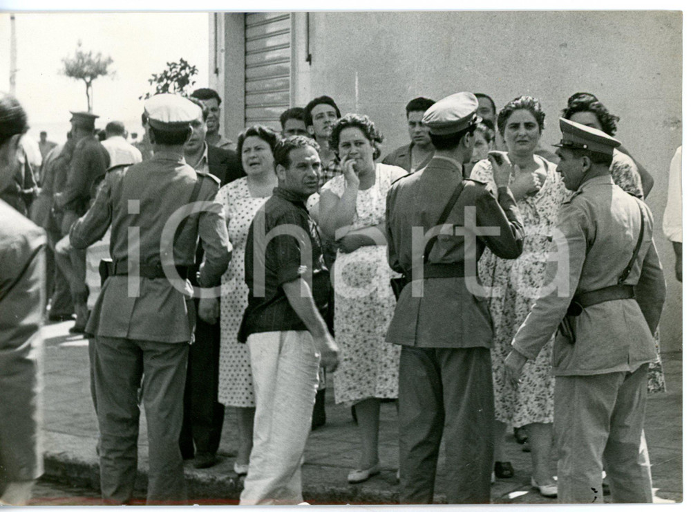 1959 PALERMO Folla di curiosi e Carabinieri dopo incendio officina del gas *Foto