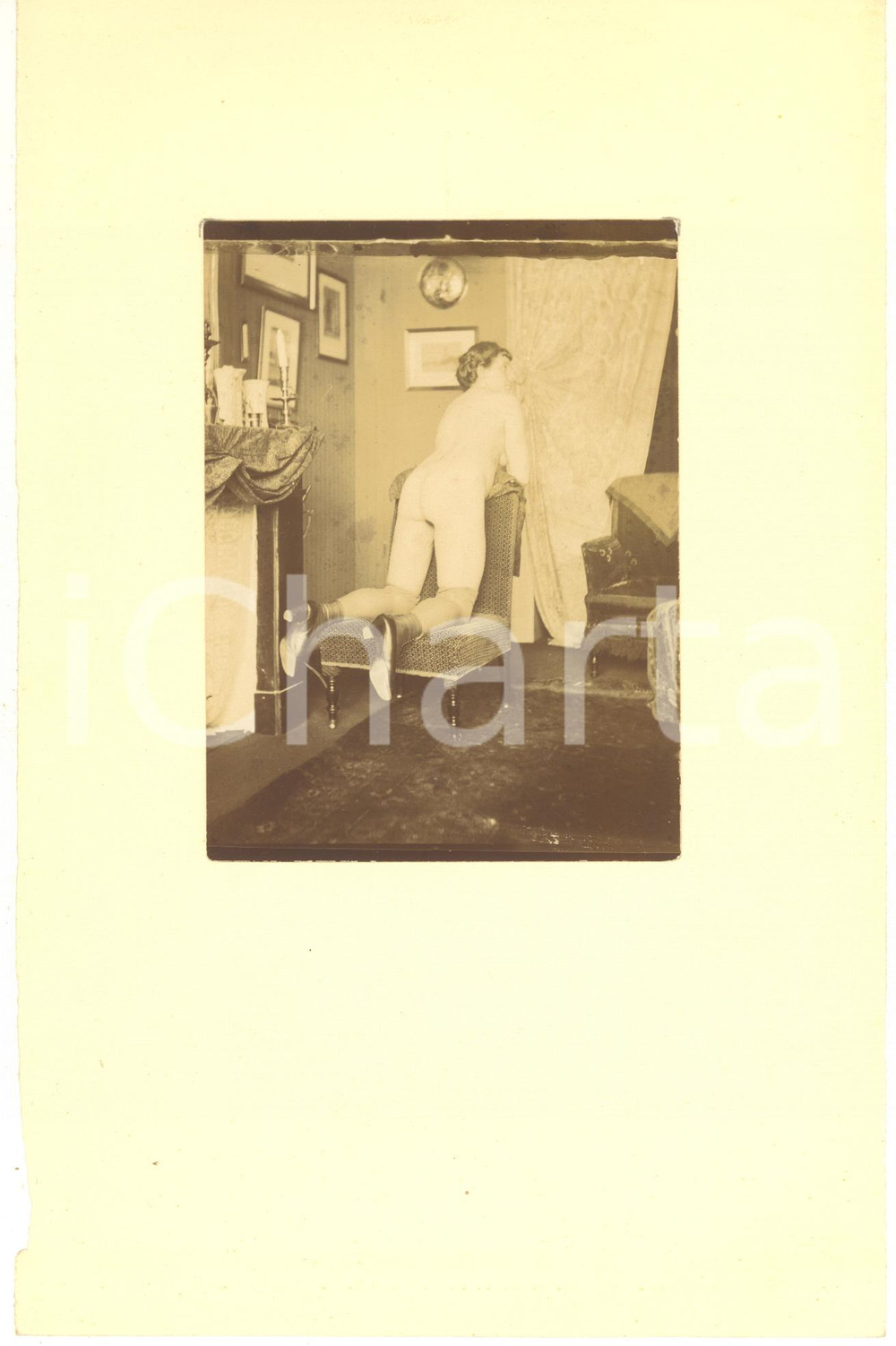 1900 ca VINTAGE EROTIC BOUDOIR Nude woman on a chair wearing heels - RARE Photo Fotografia originale d'epoca, montata su cartoncino morbido.FORMATO: 16x25 cm (cartoncino); 9x12 cm (fotografia)CONDIZIONI: G     originale e autentica 1