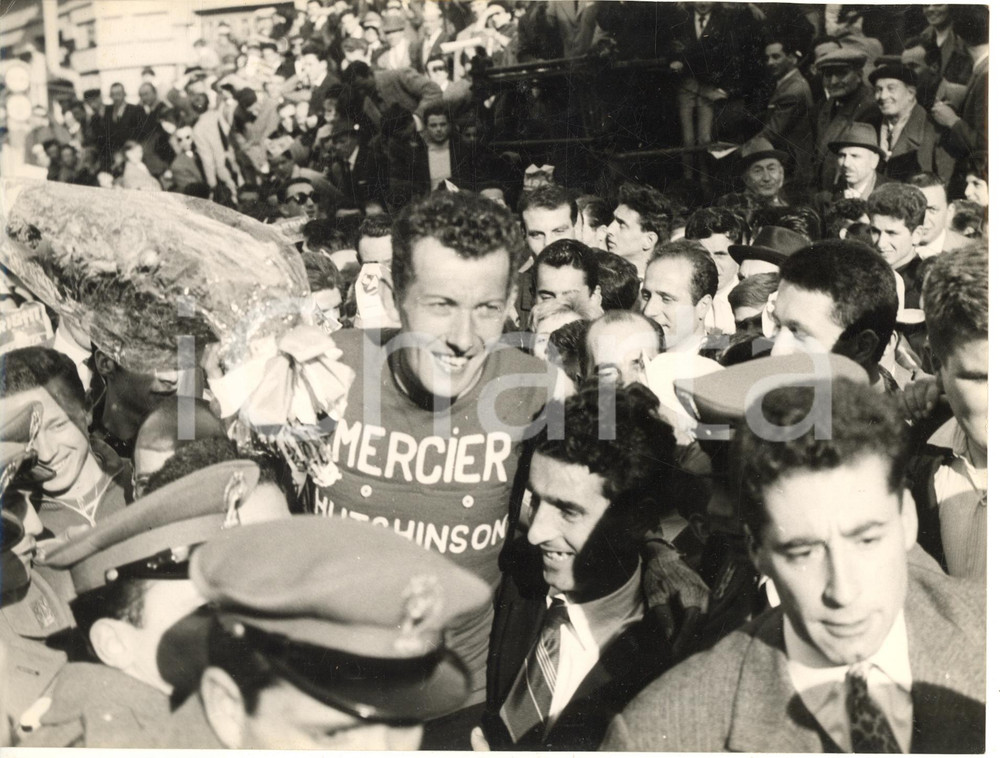 1960 CICLISMO MILANO-SANREMO Festa per il vincitore RenÃ© PRIVAT *Foto 24x18 cm Fotografia d'epoca con didascalia coeva al verso. CONDIZIONI: fair (sovraimpressione al margine inferiore)FORMATO: 24x18 cm      originale e autentica 1
