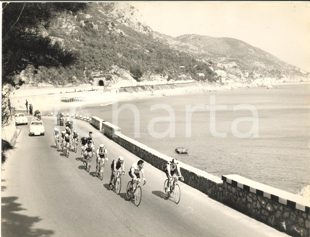 1960 CICLISMO MILANO-SANREMO Il gruppo lungo il litorale ligure *Foto 24x18 cm Fotografia d'epoca con didascalia coeva al verso. CONDIZIONI: FAIR (sovraimpressione al margine inferiore; piegatura angolare)FORMATO: 24x18 cm     originale e autentica 1