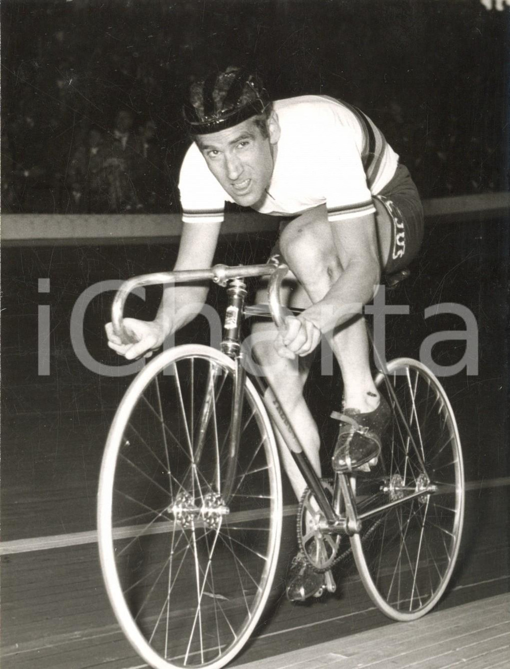 1955 CICLISMO MILANO Vigorelli - Guido MESSINA nell'inseguimento - Foto 13x18 cm  Fotografia d'epoca con didascalia coeva.  CONDIZIONI: G (ma lieve impressione al lato destro) FORMATO: 13x18 cm     originale e autentica 1