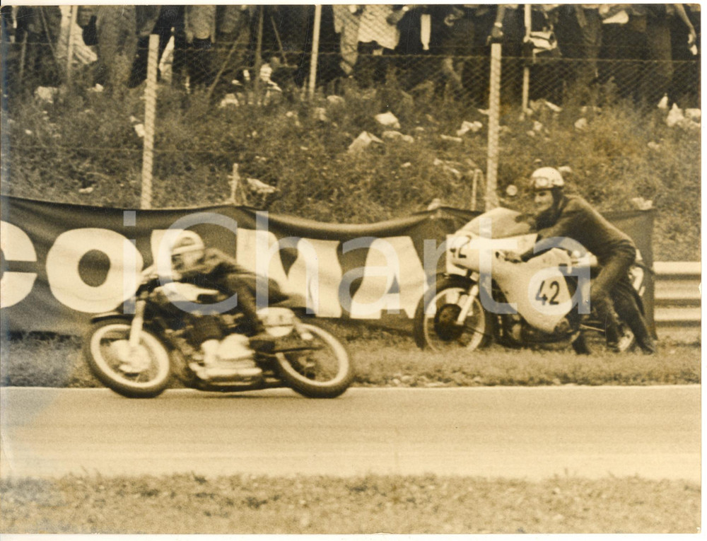 1963 MONZA MOTOCICLISMO GP delle Nazioni - Angelo TENCONI riparte *Foto 24x18 Fotografia d'epoca con didascalia coeva al verso. CONDIZIONI: FAIR (ingiallimento diffuso)FORMATO: 24x18 cm     originale e autentica 1
