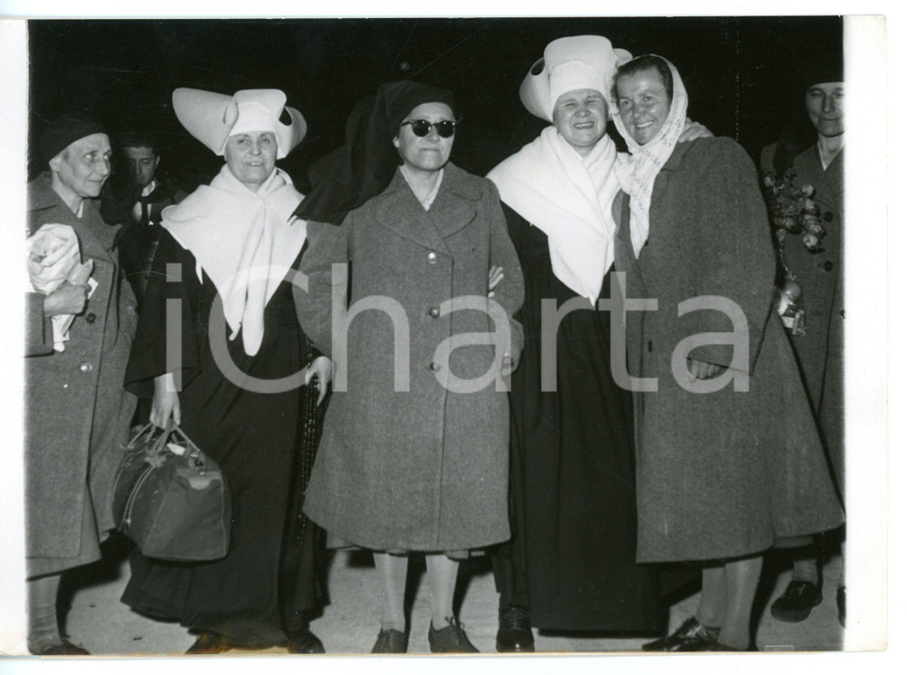 1953 PARIS-LE BOURGET Suor Marie Madeleine e suor Eugenie al ritorno dalla COREA Fotografia d'epoca con didascalia coeva al verso. CONDIZIONI: GFORMATO: 18x13 cm     originale e autentica 1
