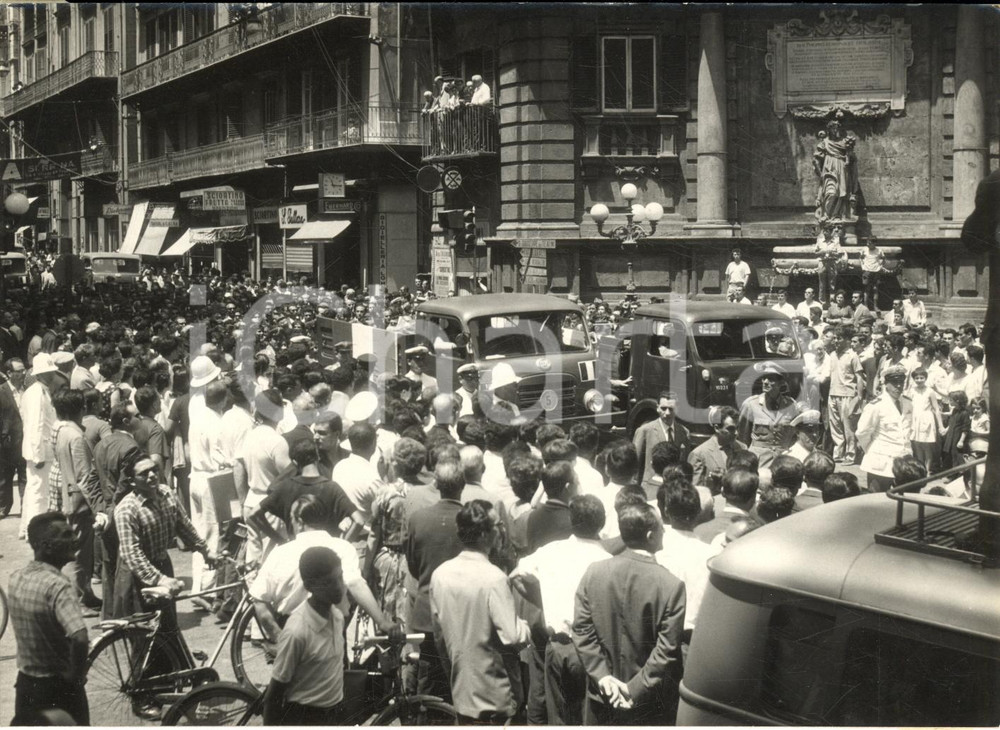 1963 MAFIA STRAGE DI CIACULLI Funerali dei militari morti nell'attentato *Foto Fotografia d'epoca, con didascalia coeva.  CONDIZIONI: G FORMATO: 18x13 cm    originale e autentica 1