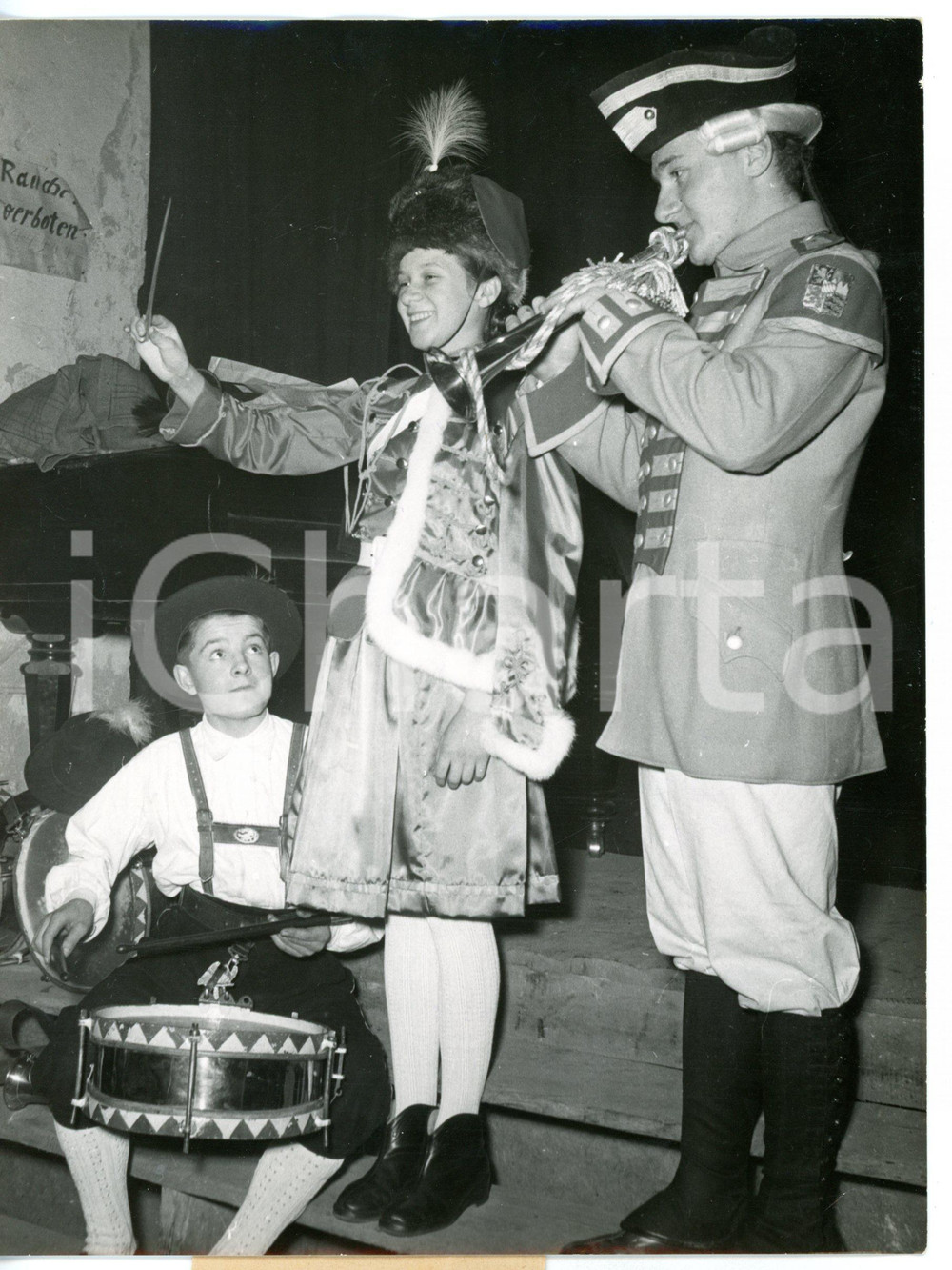 1953 MUNICH Edith SUSSBAUER conducting an orchestra of jobless musicians *Foto Fotografia d'epoca con didascalia coeva al verso. CONDIZIONI: FAIR (piegatura al margine sinistro)FORMATO: 15x20 cm     originale e autentica 1