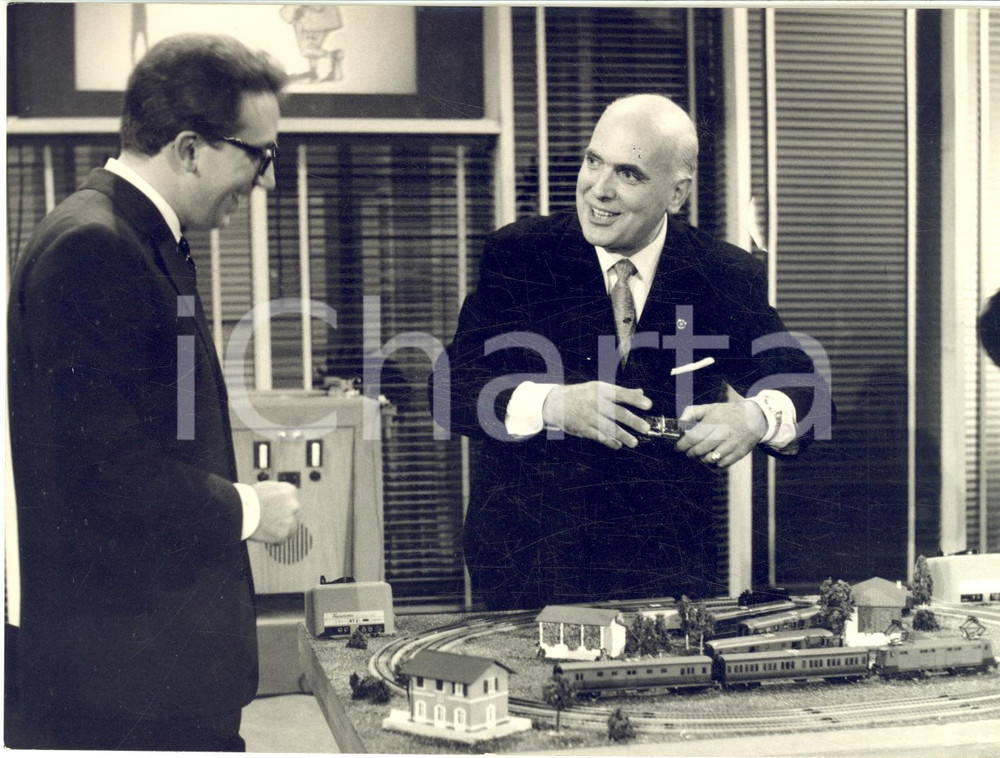 1958 MILANO LASCIA O RADDOPPIA Mike BONGIORNO e Gino BECHI con pista trenini Fotografia d'epoca con didascalia coeva.  CONDIZIONI: GFORMATO: 18x13 cm     originale e autentica 1