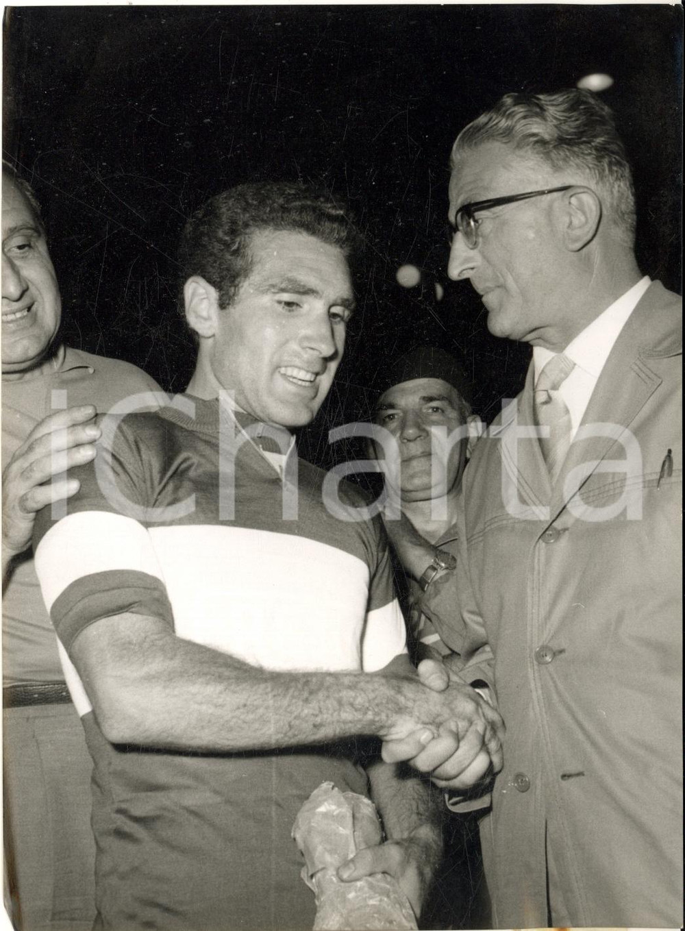 1955 MILANO Campionati Italiani CICLISMO SU PISTA Guido MESSINA dopo la vittoria  Fotografia d'epoca con didascalia coeva.  CONDIZIONI: G (ma lieve piegatura) FORMATO: 13x18 cm     originale e autentica 1
