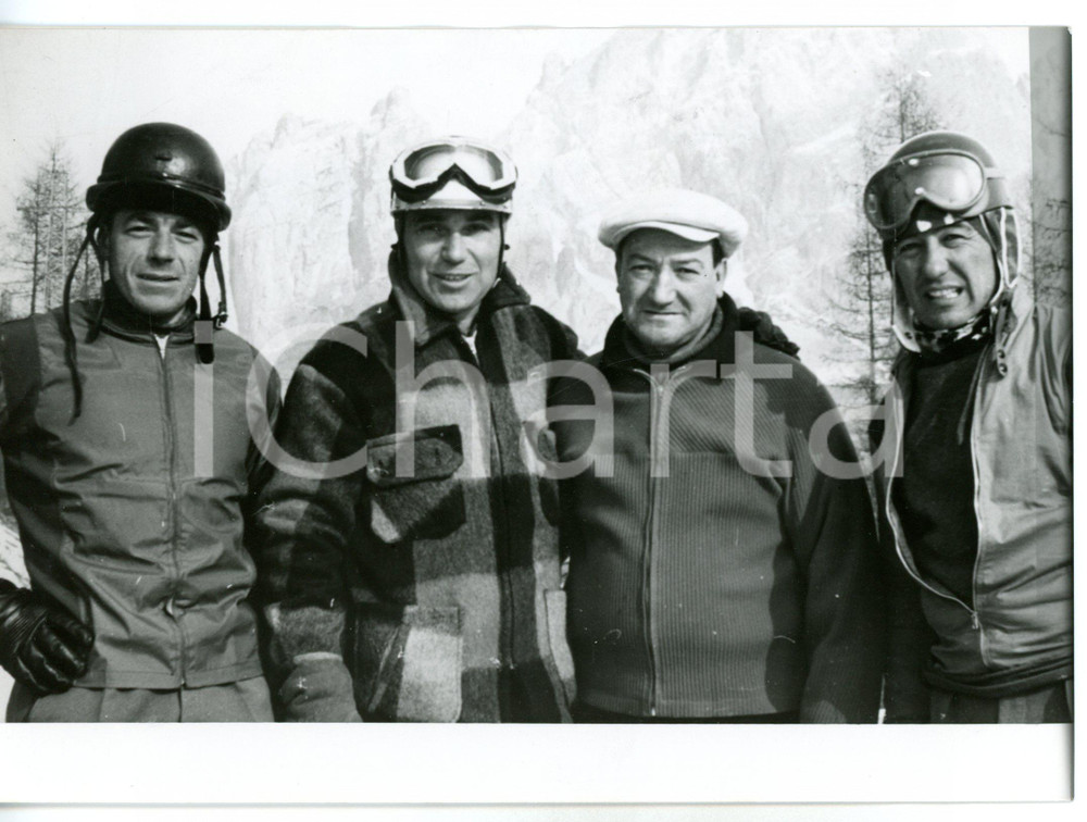 1956 CORTINA D'AMPEZZO Pilota Piero TARUFFI sulla pista olimpica *Foto 18x13 cm Fotografia d'epoca con didascalia coeva al verso. CONDIZIONI: FAIR (piegatura all'angolo superiore sinistro; lieve ondulatura al margine superiore)FORMATO: 18x13 cm     originale e autentica 1