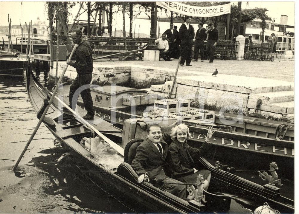 1960 ca VENEZIA Mostra del Cinema - Carrol BAKER e Jack GARFEIN in gondola *Foto Fotografia d'epoca con didascalia coeva.  CONDIZIONI: G FORMATO:  18x13 cm     originale e autentica 1