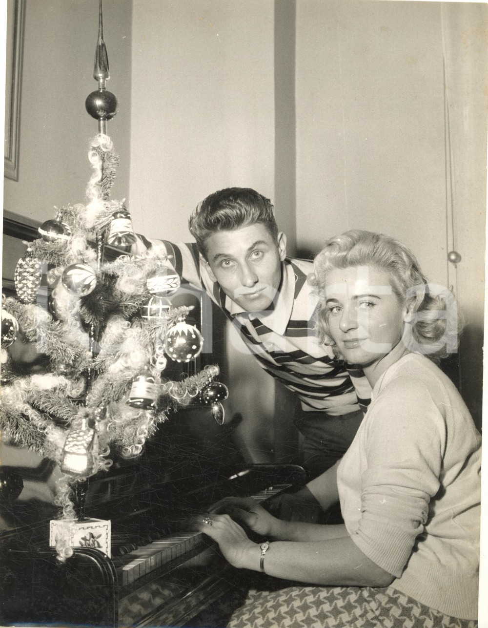 1955 ca CICLISMO Jacques ANQUETIL a Natale con Janine BOEDA al pianoforte (3) Fotografia d'epoca con didascalia coeva al verso. CONDIZIONI: fair (piegatura al lato sinistro)FORMATO: 18x24 cm     originale e autentica 1