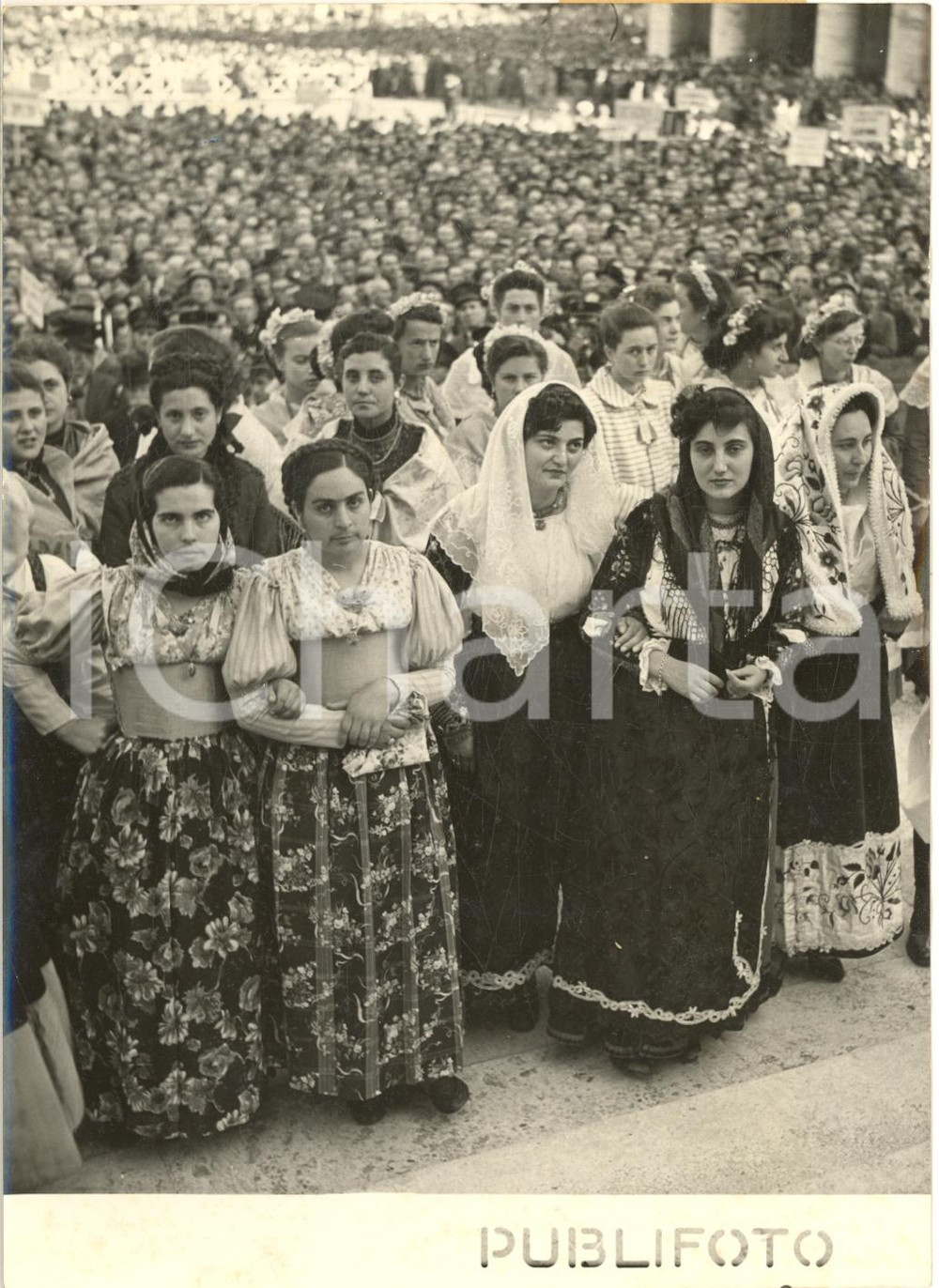 1953 ROMA Piazza San Pietro - Congresso COLDIRETTI - Donne in costume *Foto Fotografia d'epoca con didascalia coeva al verso. CONDIZIONI: FAIR (increspature superficiali e piegatura angolare)FORMATO: 13x18 cm     originale e autentica 1