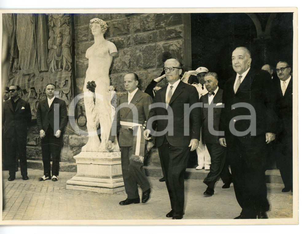 1957 FIRENZE Palazzo Vecchio - Lorenzo SALAZAR Giovanni GRONCHI Adone ZOLI Fotografia d'epoca con didascalia coeva al verso.La fotografia &egrave; stata scattata in occasione della cerimonia di inaugurazione del ponte "Amerigo Vespucci". CONDIZIONI: FAIR (ma lieve alone diffuso)FORMATO: 18x13 cm     originale e autentica 1