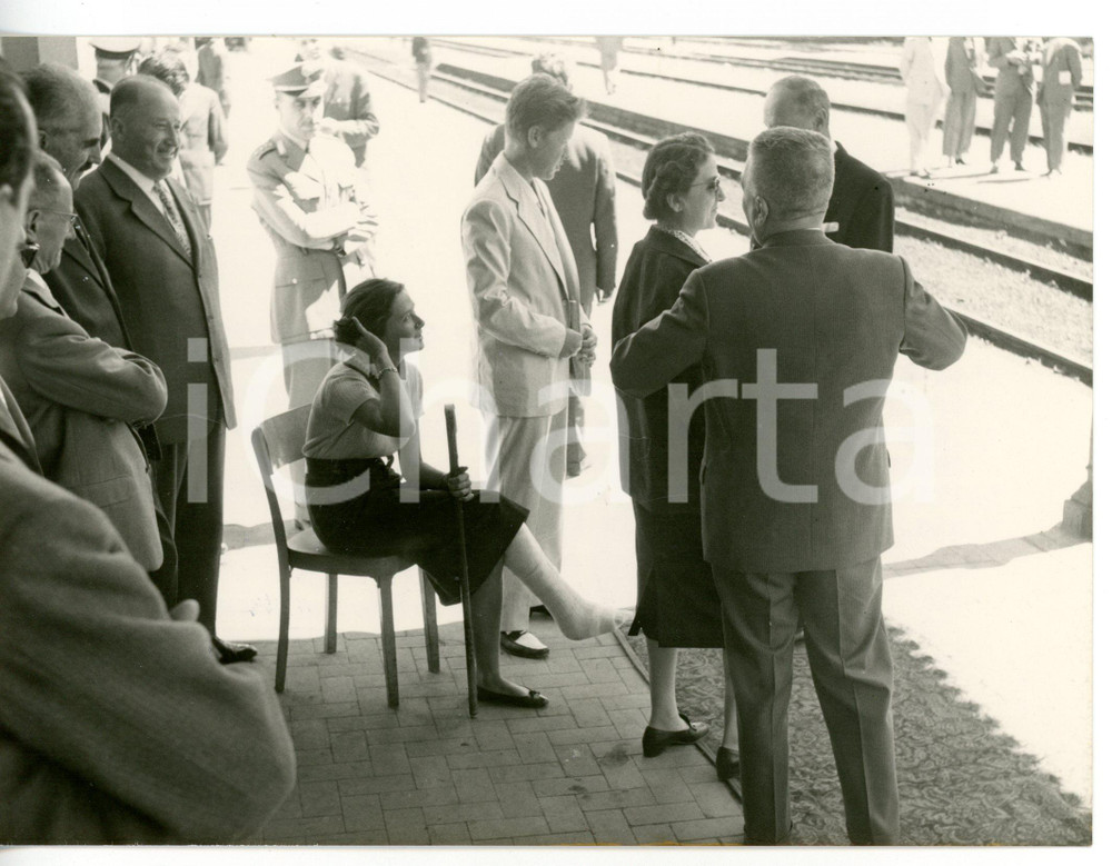 1958 AOSTA Cecilia GRONCHI con una gamba ingessata in partenza per COURMAYEUR Fotografia d'epoca con didascalia coeva al verso. CONDIZIONI: GFORMATO: 18x13 cm     originale e autentica 1