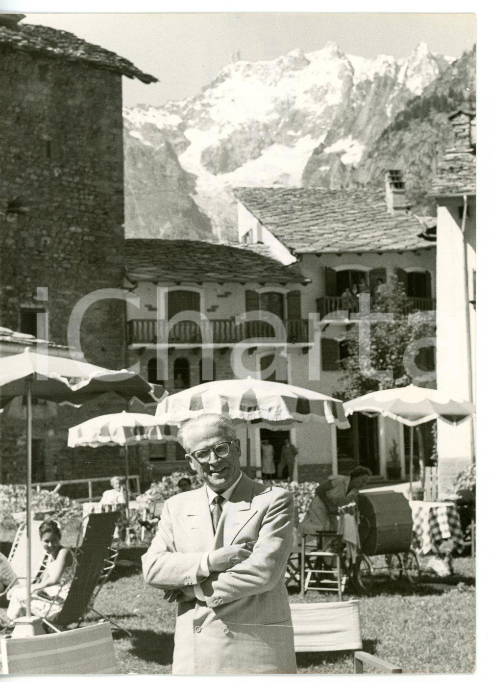 1958 COURMAYEUR Piazza PETIGAX - Giovanni GRONCHI in villeggiatura *Foto 13x18 Fotografia d'epoca. CONDIZIONI: G (ma didascalia al verso errata)FORMATO: 13x18 cm     originale e autentica 1