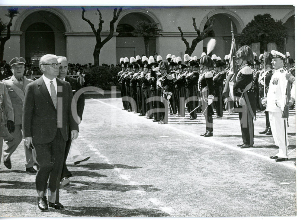1958 ROMA 144Â° Anniversario Arma dei CARABINIERI - Giovanni GRONCHI alla parata Fotografia d'epoca con didascalia coeva al verso. CONDIZIONI: G (ma minimi difetti di stampa)FORMATO: 18x13 cm      originale e autentica 1