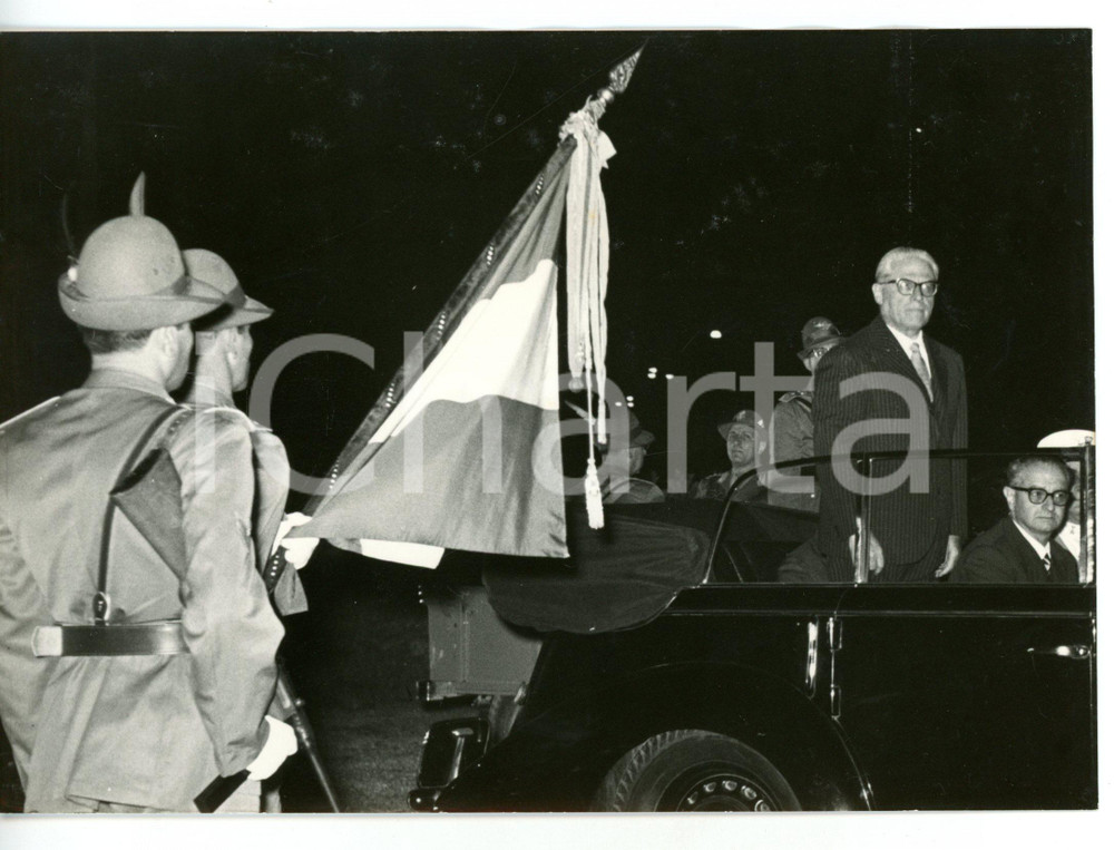 1958 ROMA Giovanni GRONCHI al 106Â° Annuale della Guardia di Finanza *Foto 18x13 Fotografia d'epoca con didascalia coeva al verso. CONDIZIONI: FAIR (bassa qualit&agrave; di stampa e lievi piegature)FORMATO: 18x13 cm      originale e autentica 1