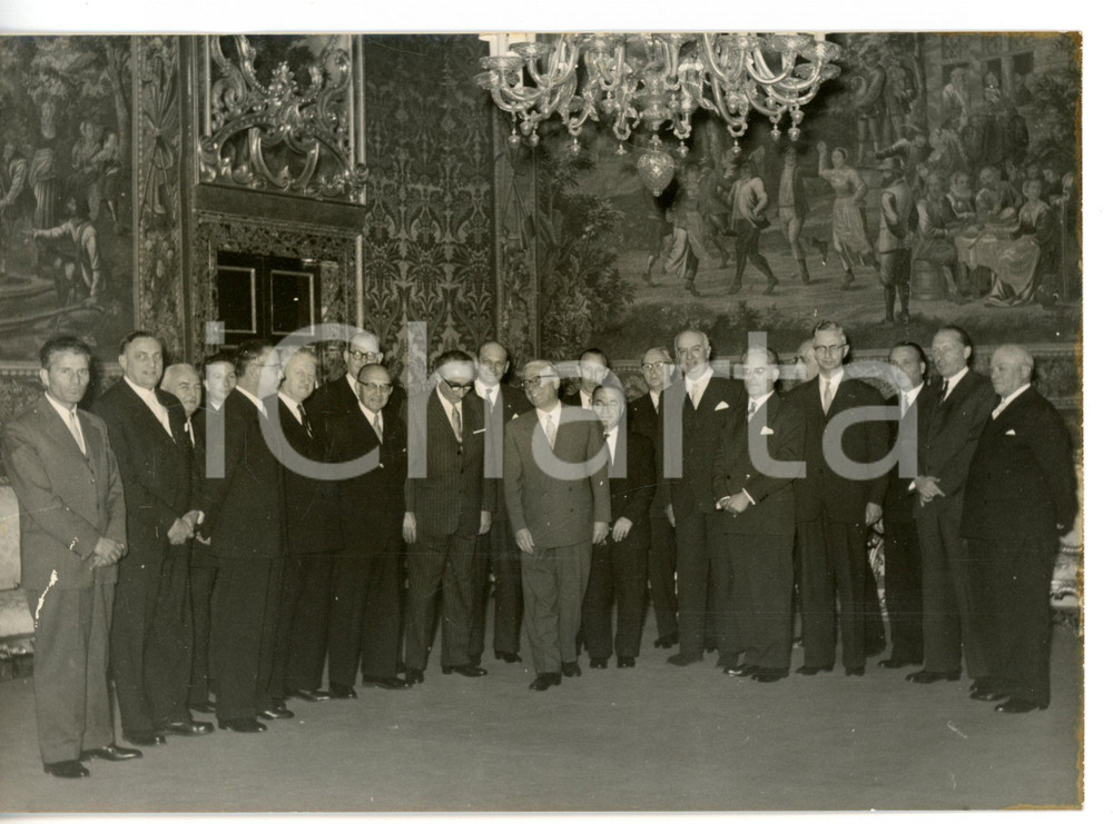 1957 ROMA Giovanni GRONCHI con Armando ANGELINI al Quirinale *Foto 18x13 cm Fotografia d'epoca con didascalia coeva al verso. CONDIZIONI: G (ma lievi graffi)FORMATO: 18x13 cm     originale e autentica 1