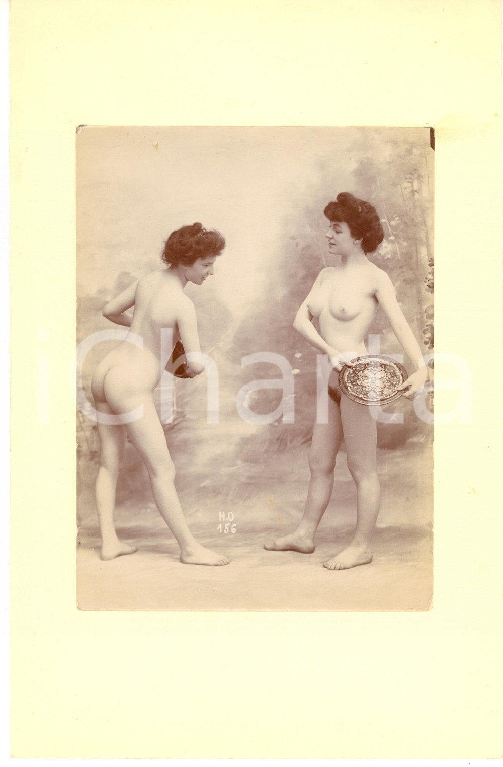 1910 ca VINTAGE EROTIC  Two nude women playing with plates - RARE Photo Fotografia originale d'epoca, montata su cartoncino morbido.FORMATO: 16x25 cm (cartoncino); 12x16 cm (fotografia)CONDIZIONI: FAIR (piegature angolari)    originale e autentica 1