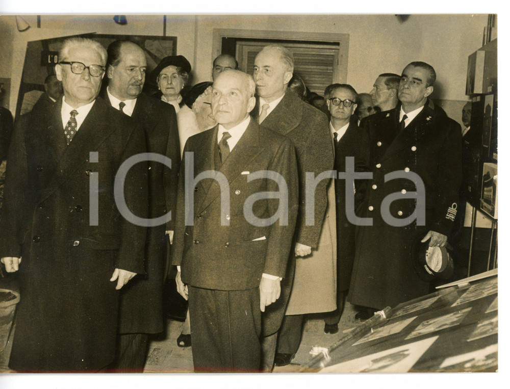 1957 ROMA Inaugurazione convitto "Marcella e Oscar SINIGAGLIA" Giovanni GRONCHI Fotografia d'epoca con didascalia coeva al verso. CONDIZIONI: G (ma lieve alone diffuso)FORMATO: 18x13 cm     originale e autentica 1