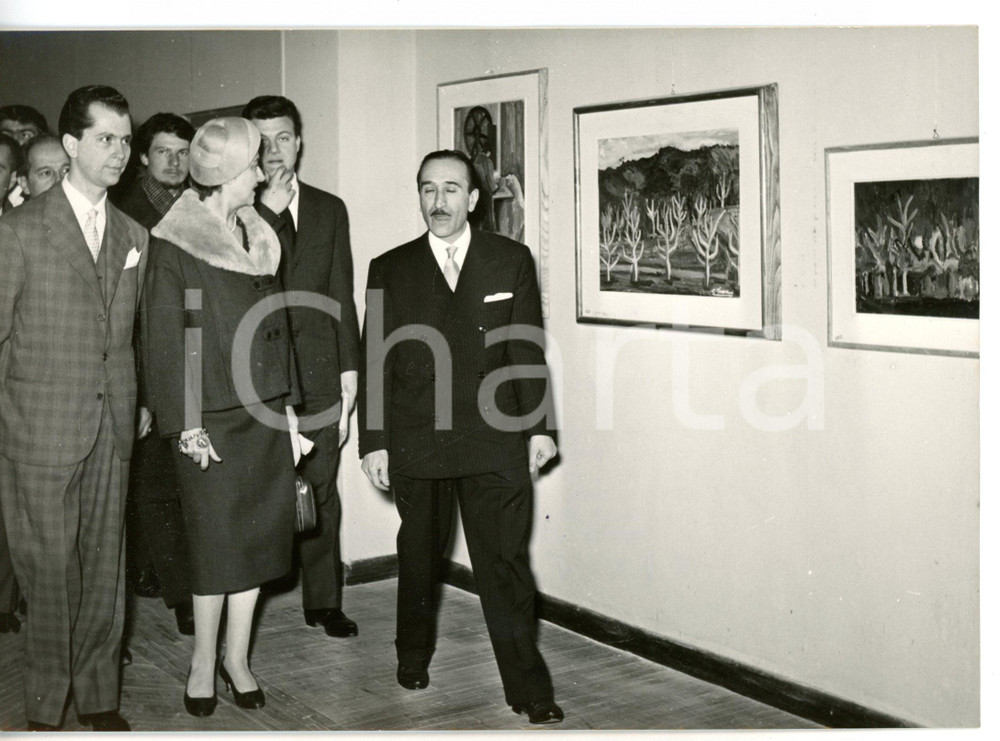 1958 ROMA Mostra d'Arte Giovanile - Carla BISSATINI GRONCHI all'inaugurazione  Fotografia d'epoca con didascalia coeva al verso. CONDIZIONI: GFORMATO: 18x13 cm     originale e autentica 1